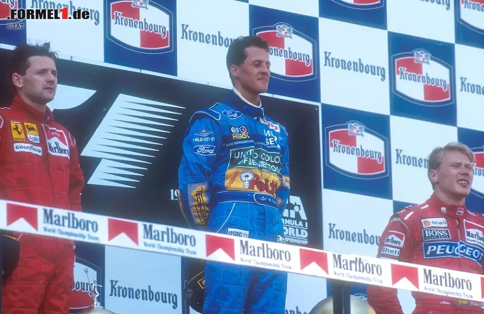 Foto zur News: Schumacher gewinnt, doch er feiert nicht. Die Tragödie um das einstige Idol und den Rivalen überschattet alles. Sogar Monate später, als sich Schumacher nach seinem Titelgewinn vor Senna verneigt: &quot;Wir kamen nach Imola und was dort passiert ist... Wenn ich vorher von einem Alptraum gesprochen habe, dann war das etwas ganz anderes. Für mich war immer klar, dass ich den Titel nicht holen würde, sondern Ayrton. Aber er war nicht mehr da in den letzten Rennen der Saison. Ich möchte ihm diesen Titel widmen.&quot;