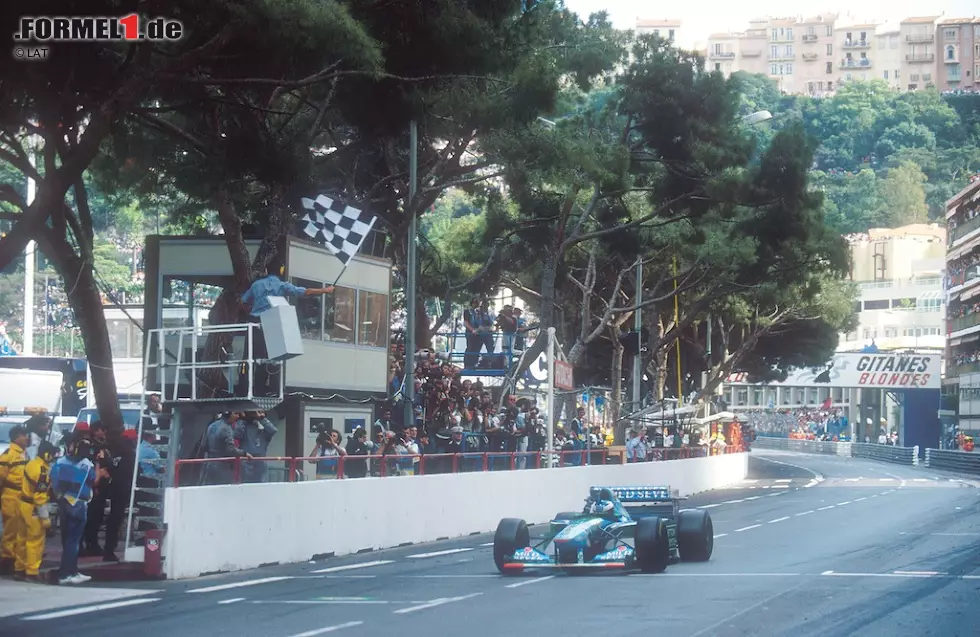 Foto zur News: Es ist Schumacher, der in Monaco den Vorsitz der GPDA übernimmt. Wieder wird mit Sauber-Pilot Karl Wendlinger ein Kollege schwer verletzt, doch der Zirkus setzt seine Vorstellungen fort: Schumacher profitiert im Fürstentum von einer Kollision Damon Hills mit Mika Häkkinen und siegt zum vierten Mal in Serie. Der Weg zum Titel scheint geebnet.