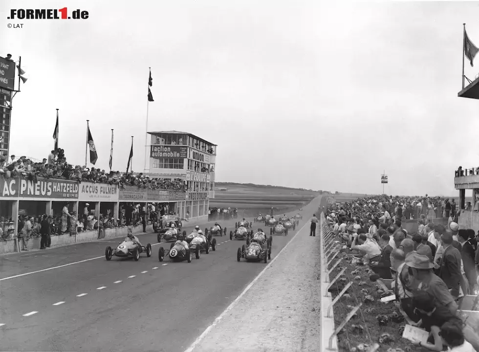 Foto zur News: Viermal verschlug es die Formel 1 zurück nach Reims-Gueux: Die legendäre Bahn in der Champagne, die weitgehend über öffentliche Straßen führte, war 1950 erstmals im Kalender und kehrte zwischen 1953 und 1966 nach mehrfacher Abstinenz viermal zurück. In Frankreich wartete auf die Piloten ein Hochgeschwindigkeits-Mekka über 8,302 Kilometer, lediglich durch sechs Kurven gebremst - wobei einige davon den Namen &quot;Kurve&quot; gar nicht verdienten.