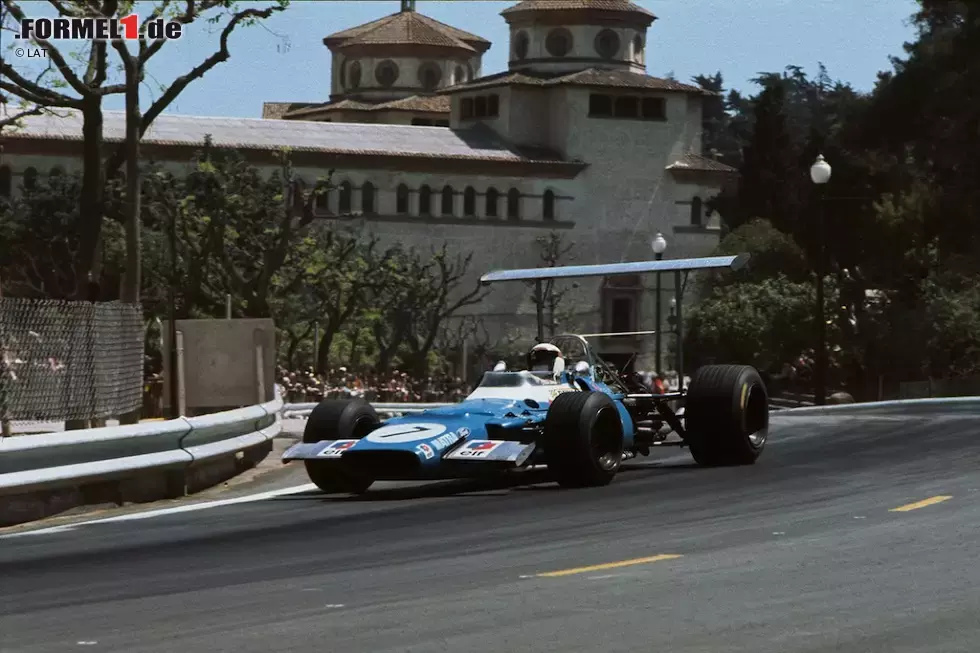 Foto zur News: Barcelona ist die einzige Stadt, die an zwei Orten Gastgeber der Formel 1 war. Wesentlich weniger prominent als der Circuit de Catalunya - seit 1991 im Programm - ist die Strecke in Montjuic. 1969 debütierte der Straßenkurs rund um Barcelonas Hausberg. Es ging durch eine bewaldete Parklandschaft und Wohngebiete, die Zuschauer genossen den Ausblick auf den Hafen. Das Höllentempo sorgte für hohes Risiko. Und es hätte sogar eine dritte Kulisse geben können: 1951 und 1954 war der Vorort Pedralbes Austragungsort eines Formel-1-Rennens, allerdings ohne Berücksichtigung für die WM.