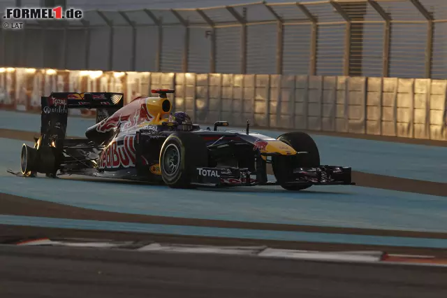 Foto zur News: 2011 reist Vettel dann bereits als zweifacher Weltmeister nach Abu Dhabi, denn den Titel macht er schon lange vorher klar. Auch auf dem Yas Marina Circuit ist der Heppenheimer der dominierende Mann und geht das Rennen von Pole aus an. Weit kommt er allerdings nicht: Schon in Kurve 1 schlitzt ihm Lewis Hamilton den Reifen auf und sorgt so für dessen ersten und einzigen Ausfall der Saison.