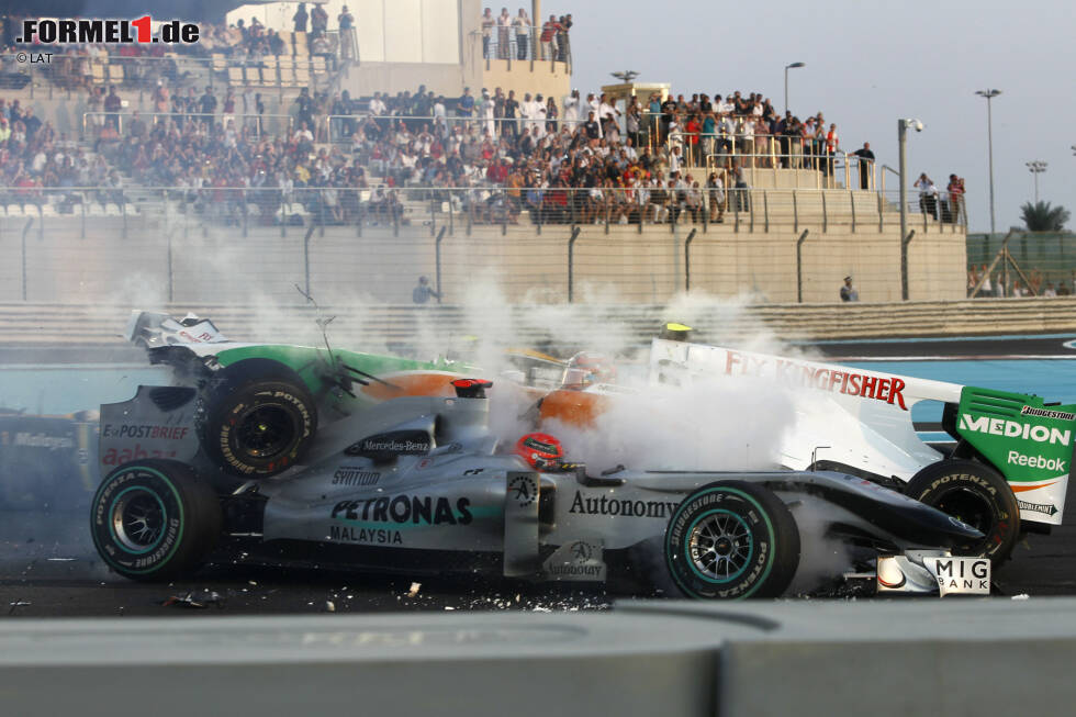 Foto zur News: Doch das Rennen startet gleich mit einer großen Schrecksekunde: Noch in der ersten Runde dreht sich Michael Schumacher in seinem Mercedes in der langsamen Kurve 6 und steht entgegen der Fahrtrichtung. Vitantonio Liuzzi kann dem Auto des Deutschen nicht ausweichen und kracht mit seinem Force India frontal in den Boliden. Glücklicherweise bleiben beide dabei unverletzt, auch weil die Spitze von Liuzzi Schumachers Helm knapp verfehlt.