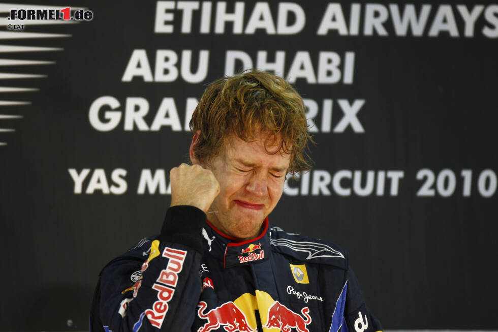 Foto zur News: Der lachende (oder weinende) Dritte wird somit Sebastian Vettel, der den Grand Prix wie im Vorjahr für sich entscheiden kann und seinen ersten WM-Titel feiern darf. Auf dem Podest übermannen den Red-Bull-Piloten die Gefühle, während auch bei den Verlierern Tränen fließen.