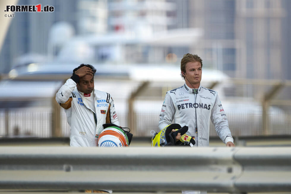 Foto zur News: Ein wahres Crashfestival steigt 2012: Zunächst erwischt es Nico Rosberg, der über den plötzlich langsamer werdenden HRT von Narain Karthikeyan schießt und abhebt. Beide Piloten bleiben unverletzt, doch der Schock sitzt ihnen sichtbar in den Gliedern.