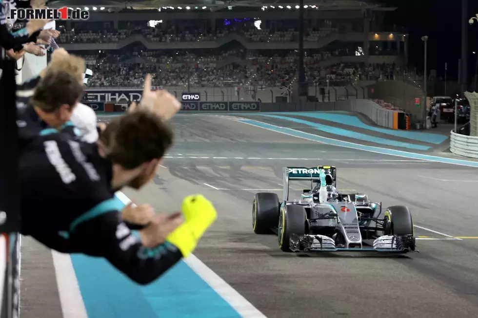 Foto zur News: 2015 besitzt der Abu-Dhabi-Grand-Prix nur noch statistischen Wert. Alle wichtigen Entscheidungen sind schon lange vor dem Rennen gefallen, sodass es einen ruhigen Ausklang gibt. Nico Rosberg holt sich seinen dritten Sieg in Folge, nachdem er die WM längst verloren hat.