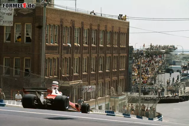 Foto zur News: Trotz zweier tödlicher Unfälle innerhalb von nur zwölf Monaten bleibt Watkins Glen bis 1980 im Formel-1-Kalender. Ab 1976 gibt es parallel ein zweites Rennen im Land der unbegrenzten Möglichkeiten: Den Grand Prix USA-West in Long Beach. Die Formel-1-Premiere auf dem kalifornischen Stadtkurs, der durch seine abenteuerliche Streckenführung mit erheblichen Steigungen und Gefällen besticht, gewinnt Ferrari-Pilot Clay Regazzoni. Vier Jahre später allerdings wird Long Beach für den charismatischen Schweizer zum Schicksal. In der 51. Runde des ...