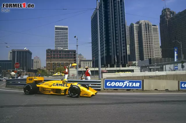 Foto zur News: Während Dallas die Formel 1 nur ein einziges Mal empfängt, hält sich Detroit bis 1988 im Kalender. In den letzten drei Jahren ist der Stadtkurs in der "Motor City" die Domäne von Ayrton Senna. Nachdem der Brasilianer 1986 am Steuer des schwarzen Lotus-Renault mit Hauptsponsor John Player Special gewonnen hatte, siegt er im darauffolgenden Jahr im Gelb des neuen Geldgebers Camel und mit Honda-Motor im Heck. Der Sieg markiert den letzten in der Geschichte des originalen Lotus-Teams. Sennas 1988er-Detroit-Sieg erfolgt in Diensten von McLaren.