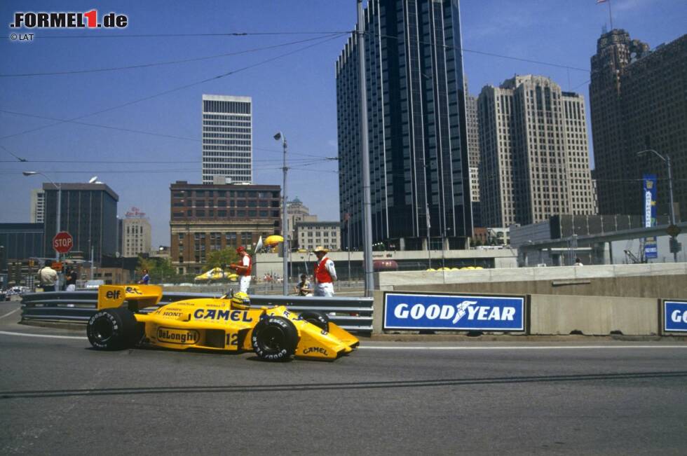 Foto zur News: Während Dallas die Formel 1 nur ein einziges Mal empfängt, hält sich Detroit bis 1988 im Kalender. In den letzten drei Jahren ist der Stadtkurs in der &quot;Motor City&quot; die Domäne von Ayrton Senna. Nachdem der Brasilianer 1986 am Steuer des schwarzen Lotus-Renault mit Hauptsponsor John Player Special gewonnen hatte, siegt er im darauffolgenden Jahr im Gelb des neuen Geldgebers Camel und mit Honda-Motor im Heck. Der Sieg markiert den letzten in der Geschichte des originalen Lotus-Teams. Sennas 1988er-Detroit-Sieg erfolgt in Diensten von McLaren.