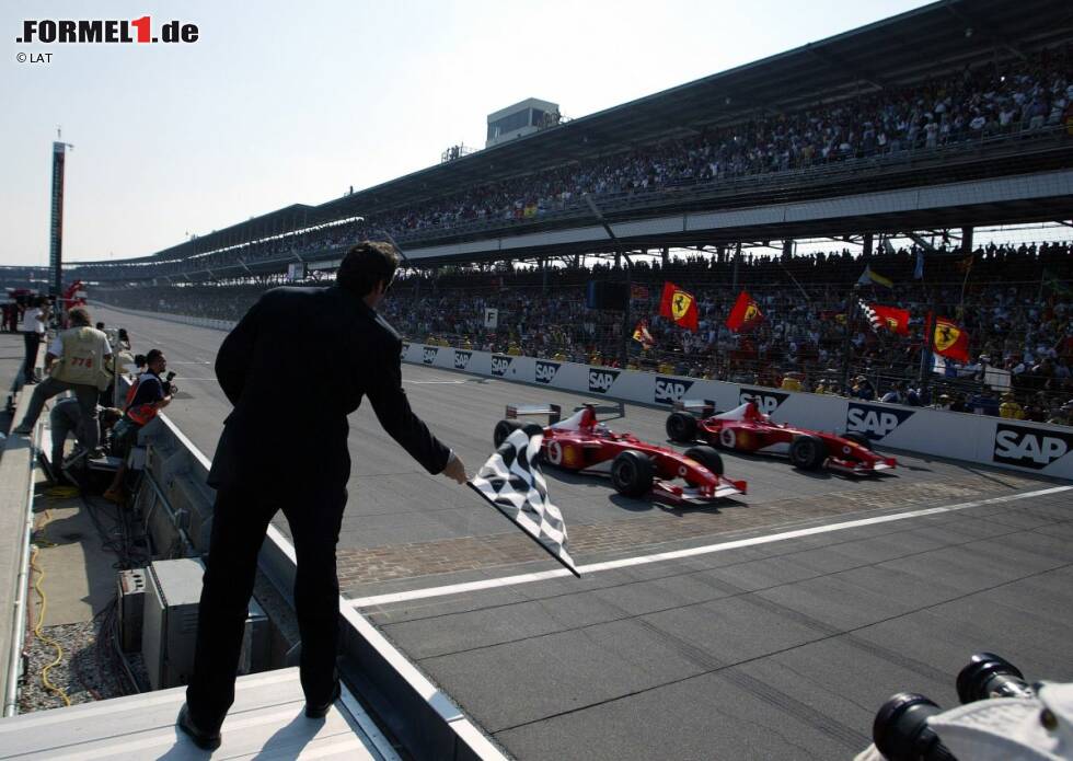 Foto zur News: 2002 dominiert Schumacher in Indianapolis, führt 68 von 73 Runden an, doch der Sieg geht im Zuge eines kuriosen Finishs an Ferrari-Teamkollege Rubens Barrichello. Nachdem Schumacher ausgangs der letzten Kurve vom Gas gegangen war, zieht Barrichello vorbei, bevor auch er den Fuß vom Gas nimmt. Mit einem Vorsprung von 0,011 Sekunden kreuzt der Brasilianer die berühmte geziegelte Ziellinie dennoch denkbar knapp als Sieger.