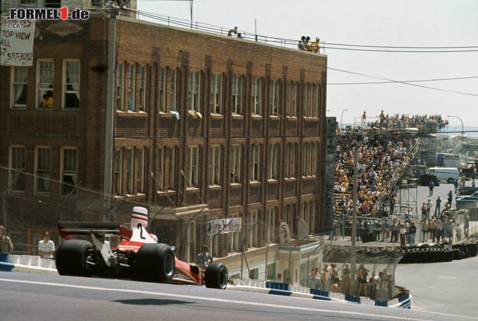 Foto zur News: Trotz zweier tödlicher Unfälle innerhalb von nur zwölf Monaten bleibt Watkins Glen bis 1980 im Formel-1-Kalender. Ab 1976 gibt es parallel ein zweites Rennen im Land der unbegrenzten Möglichkeiten: Den Grand Prix USA-West in Long Beach. Die Formel-1-Premiere auf dem kalifornischen Stadtkurs, der durch seine abenteuerliche Streckenführung mit erheblichen Steigungen und Gefällen besticht, gewinnt Ferrari-Pilot Clay Regazzoni. Vier Jahre später allerdings wird Long Beach für den charismatischen Schweizer zum Schicksal. In der 51. Runde des ...