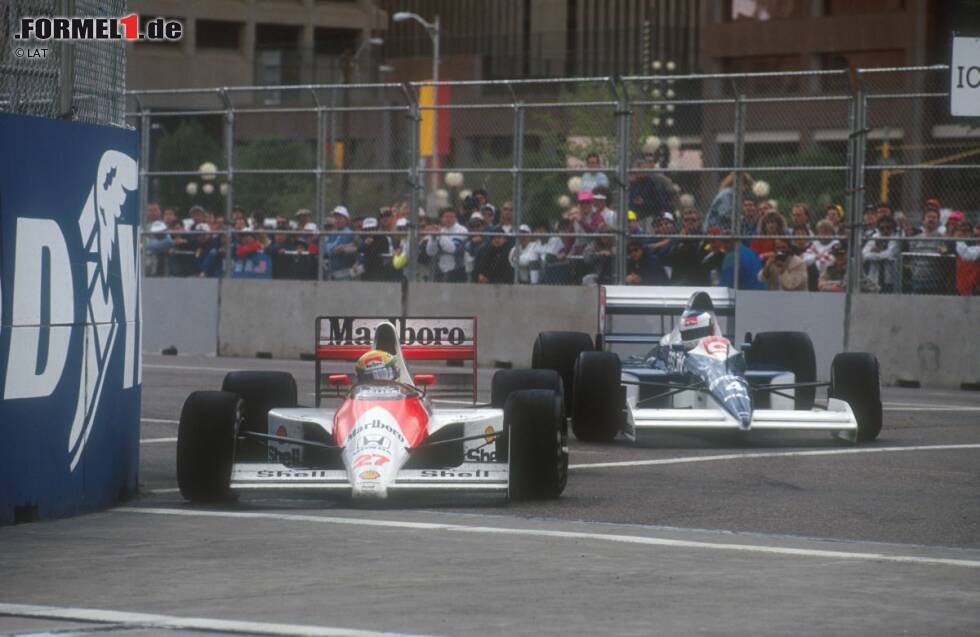 Foto zur News: Nachdem auch Detroit ab 1989 Bestandteil des IndyCar-Kalenders ist, schlägt die Formel 1 für drei Jahre in Phoenix ihre Zelte auf. Alain Prost (McLaren) gewinnt am 4. Juni 1989 die Erstauflage des Rennens im Betonkanal im US-Bundesstaat Arizona. In den Jahren 1990 und 1991 fungiert Phoenix als Saisonauftakt. In besonderer Erinnerung bleibt das legendäre Duell um den Sieg 1990 zwischen dem etablierten McLaren-Star Ayrton Senna und dem jungen Jean Alesi im Tyrrell. Senna setzt sich schließlich durch und gewinnt im Jahr darauf auch den vorerst letzten Grand Prix der USA, bevor die Vereinigten Staaten jahrelang von der Formel-1-Bildfläche verschwinden.