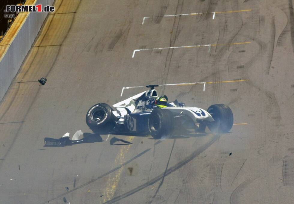 Foto zur News: In den Jahren 2003 bis 2006 gewinnt Michael Schumacher viermal in Folge in Indianapolis, doch für die Schlagzeilen sorgen andere. So zum Beispiel Bruder Ralf, der 2004 seinen Williams nach einem Reifenschaden in der überhöhten Schlusskurve aus der Kontrolle verliert und den heftigen Crash mit einem angeknacksten Rückenwirbel bezahlt. Im darauffolgenden Jahr 2005 ...