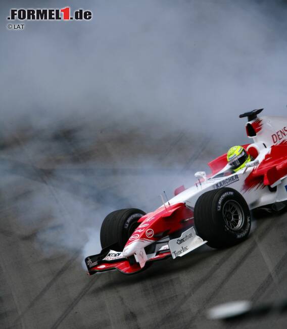 Foto zur News: ... ist es erneut Ralf Schumacher, der in der Schlusskurve des Infield-Kurses - Turn 1 des Ovals in umgekehrter Fahrtrichtung - heftig abfliegt. Der jüngere Schumacher-Bruder, inzwischen für Toyota am Start, crasht im Freitagstraining genau wie ein Jahr zuvor im Rennen aufgrund eines Reifenschadens. Der Unterschied: Diesmal sind die Folgen für die gesamte Formel 1 spürbar. Weil Michelin die Sicherheit der Reifen nicht garantieren kann, treten nur die drei Bridgestone-Teams Ferrari, Jordan und Minardi zum Rennen an. Vereinzelte Fans auf den Tribünen begleiten das &quot;Geisterrennen&quot; mit dem Werfen von Bierdosen auf die Rennstrecke...