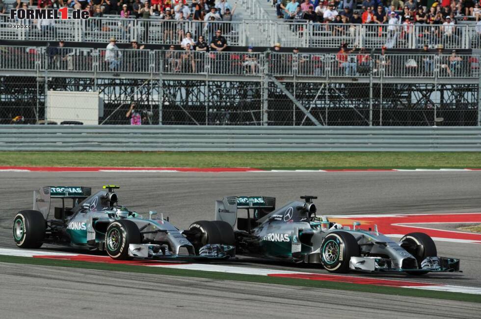 Foto zur News: 2014 setzt sich erneut Lewis Hamilton durch, der seinen Titelrivalen niederkämpft. Nico Rosberg hatte davor den falschen Hebel für die Hybridpower bedient und ist seinem Stallrivalen ausgeliefert. Der Brite krönt sich mit dem zweiten USA-Sieg nach Triumphen zum erfolgreichsten britischen Grand-Prix-Piloten und legte den Grundstein zum zweiten WM-Titel.