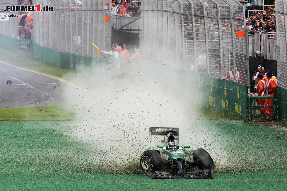 Foto zur News: Als Zählbares auf dem Spiel stand, blieben die Piloten wenig zimperlich. Für Kamui Kobayashi, Spitzname &quot;Kamuikaze&quot;, war der Saisonauftakt in Melbourne bereits nach wenigen Metern beendet. Er rauschte Williams-Pilot Felipe Massa direkt nach dem Start ins Heck und artikulierte anschließend Sicherheitsbedenken bezüglich der neuen, tiefen Nasen.