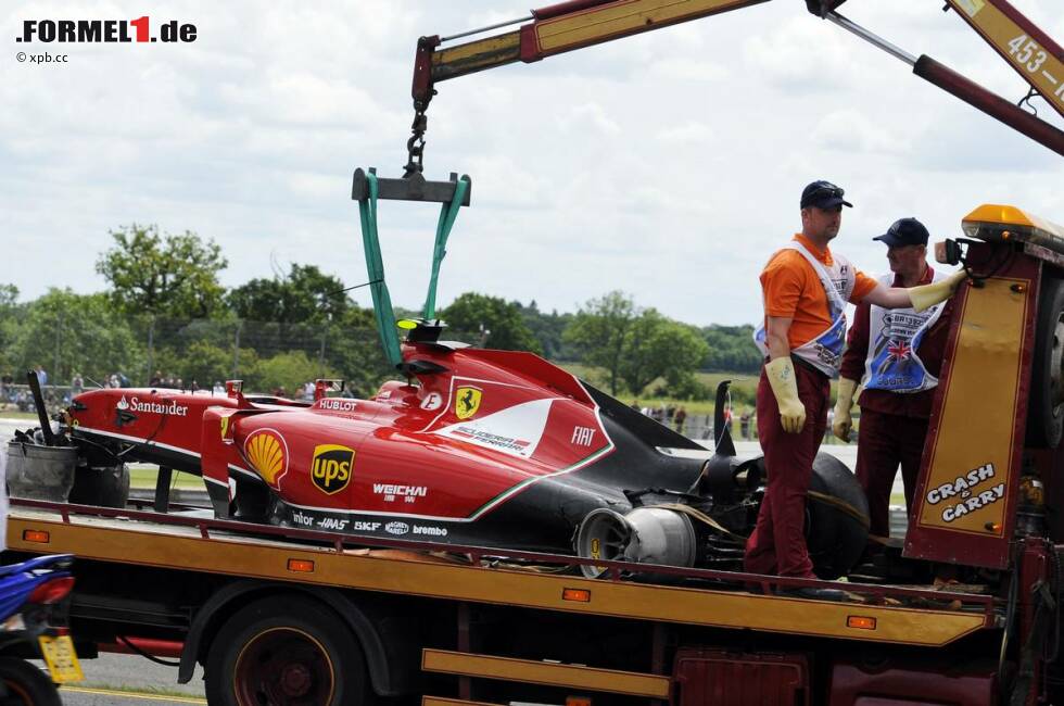 Foto zur News: Viel Glück, einen unnötigen Einschlag in die Mauer und einen Krankenhaus-Aufenthalt hatte Kimi Räikkönen in Silverstone. Denkwürdig war auch die lange Unterbrechung des Rennens, die nötig war, um die Strecke wieder instand zu setzen.