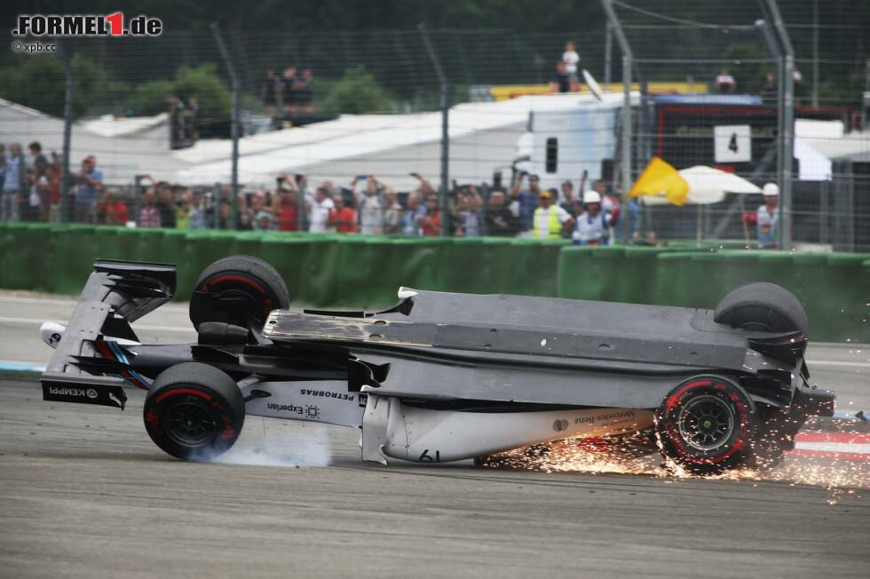 Foto zur News: ...und feurig waren auch die Kommentare Felipe Massas, nachdem er zum dritten Mal das Opfer eines Abschusses geworden war: Kevin Magnussen im McLaren war gleich nach dem Start der Übeltäter.