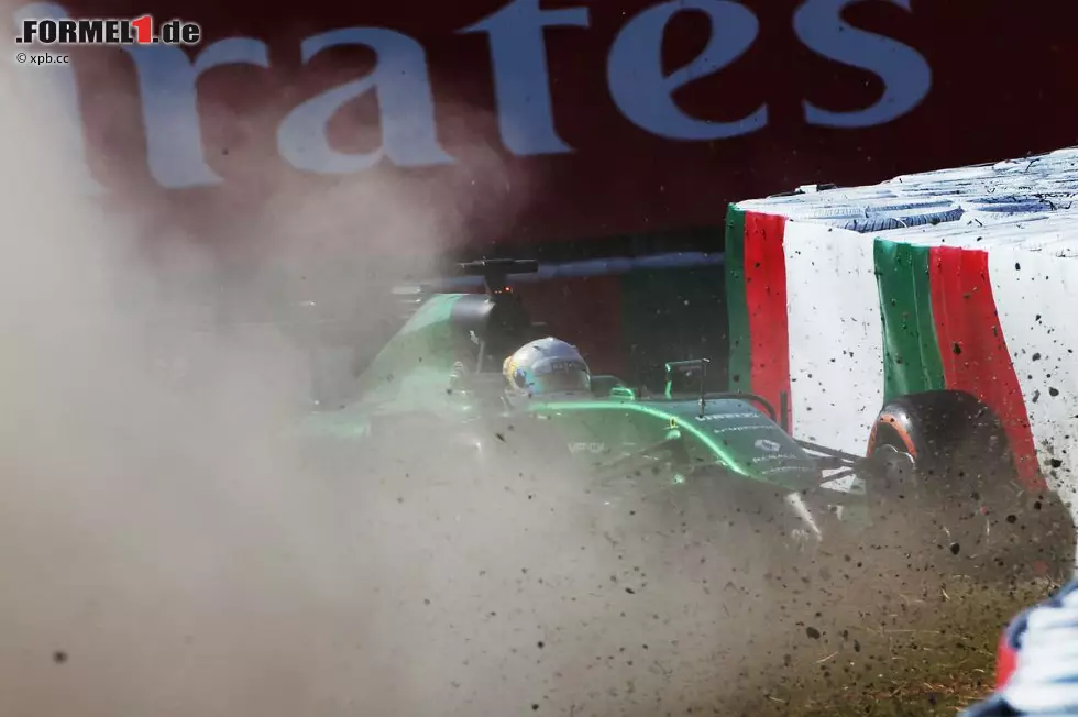 Foto zur News: Den eigenen Fans auf den Tribünen etwas bieten wollte offenbar Kamui Kobayashi, der beim Heimspiel in Japan in der gleichen Session den Caterham renovierungsbedürftig machte.