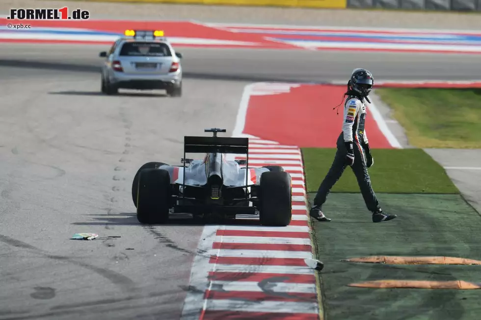 Foto zur News: Ein Sinnbild für Adrian Sutils Saison 2015 war der US-Grand-Prix in Austin, als er unverschuldet in der ersten Runde die Segel streichen musste. Auf eine Entschuldigung des Verursachers Sergio Perez wartete der Bayer vergeblich.