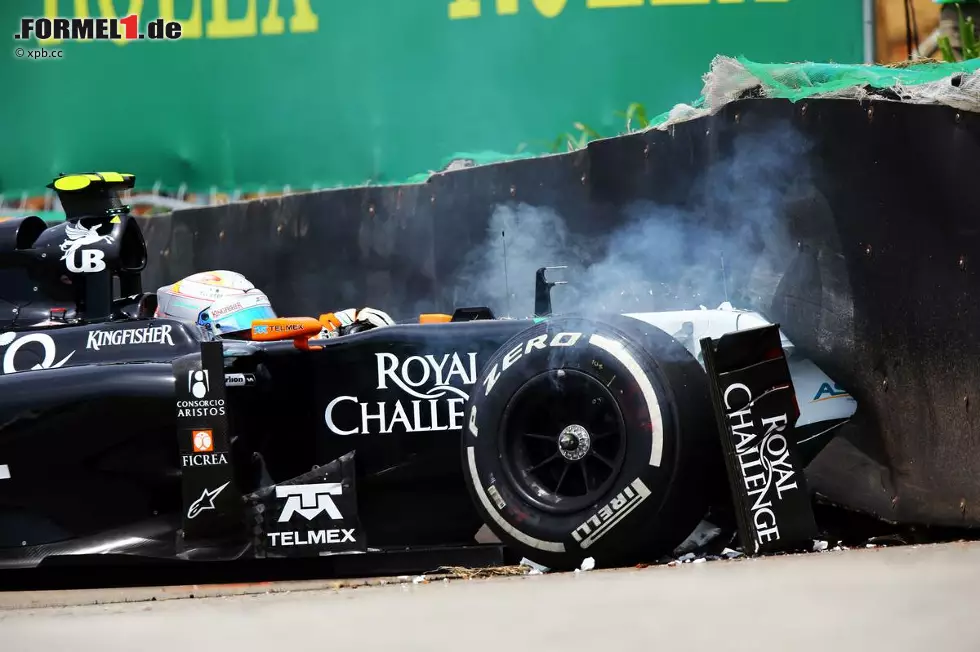 Foto zur News: Die gab es hingegen von Daniel Juncadella: Als der Force-India-Tester im Freien Training von Sao Paulo den VJM07 von Teamkollege Perez in die Reifenstapel knallte, war er ziemlich zerknirscht und sagte: &quot;Sorry, Sergio!&quot; Schließlich war der Freitag gelaufen.