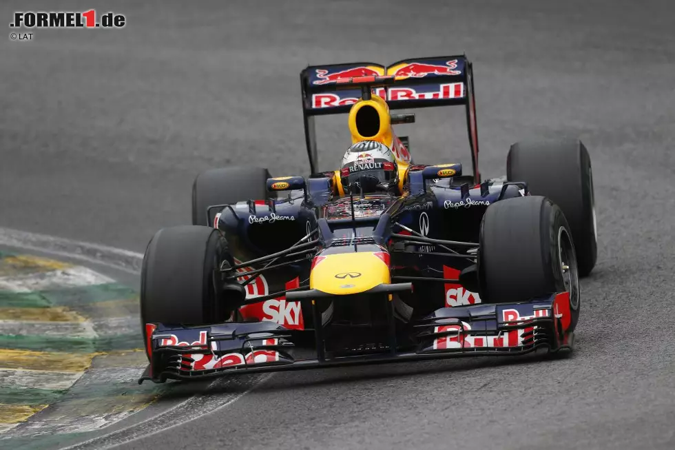 Foto zur News: 2012: Red Bull RB8 (&quot;Abbey&quot;) - &quot;Der angeblasene Diffusor wurde verboten. Damit wurden wir unserer größten Stärke beraubt und haben unheimlich Schwierigkeiten gehabt, vor allem auf meiner Seite. Es dauerte einige Zeit, bis ich mich im Auto wieder wohlgefühlt habe und es voran ging. Zur Sommerpause hatte ich einen relativ großen Rückstand, aber zum Ende der Saison haben wir uns zusammengerissen und den Spieß noch mal umdrehen können. Das Finale in Brasilien war ein chaotisches Rennen. Trotzdem ging es mit &#039;Abbey&#039; gut&quot;, spricht Vettel das Auto, das ihn zum dritten WM-Titel trug.