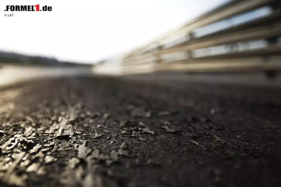 Foto zur News: Felipe Nasr (Sauber): &quot;Der Budapest-Grand-Prix ist stets eine sehr anspruchsvolle Aufgabe. Dieser Kurs hat viele Kurven-Kombinationen und nur kurze Geraden. Die Strecke stellt hohe Anforderungen bezüglich der Reifen, gefragt sind auch eine gute Bremsstabilität und eine gute Traktion. Als Fahrer ist man vor allem dort rund um die Runde voll beschäftigt - man muss sich von Kurve zu Kurve konzentrieren. Es gibt nur eine kurze Verschnaufpause auf der Start-Ziel-Geraden.&quot;