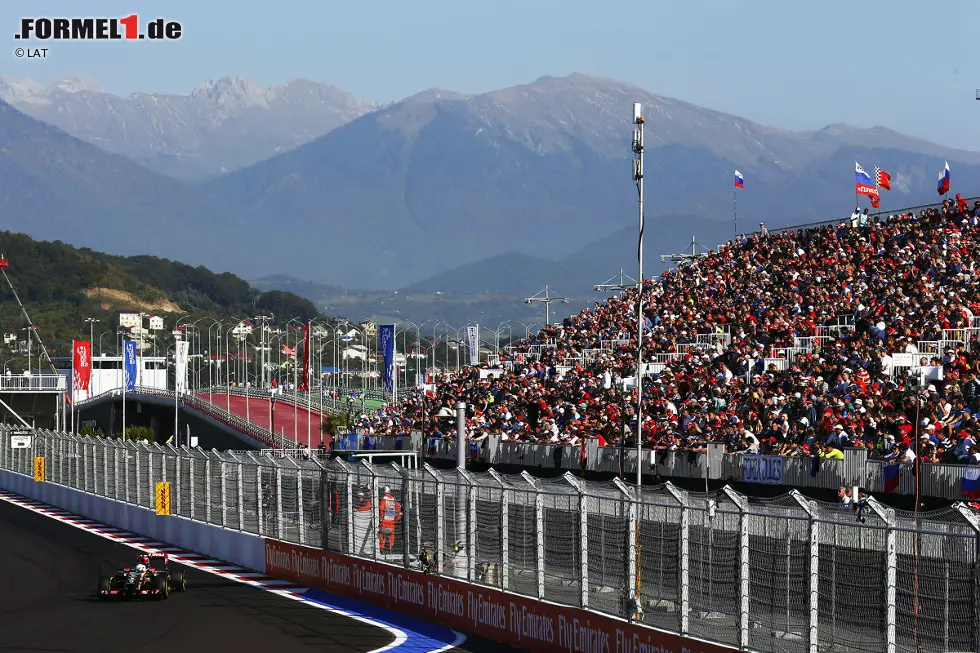 Foto zur News: Romain Grosjean (Lotus): &quot;Es ist eine ziemlich coole Strecke mit einer guten Anzahl an Geraden und ein paar harten Bremspunkten. Kurve drei macht ziemlich viel Spaß, da sie fast voll geht. Der Kurvenfluss ist sehr schön, während es am Ende der Runde etwas enger und kniffliger wird. Im Vorjahr bekamen wir die Reifen nur schwer auf Temperatur. In diesem Jahr hat sich Pirelli für weichere Mischungen entschieden. Abseits der Strecke finde ich die Anlagen ziemlich schön. Das Paddock ist ziemlich groß und eignet sich gut, um darin zu arbeiten. &quot;