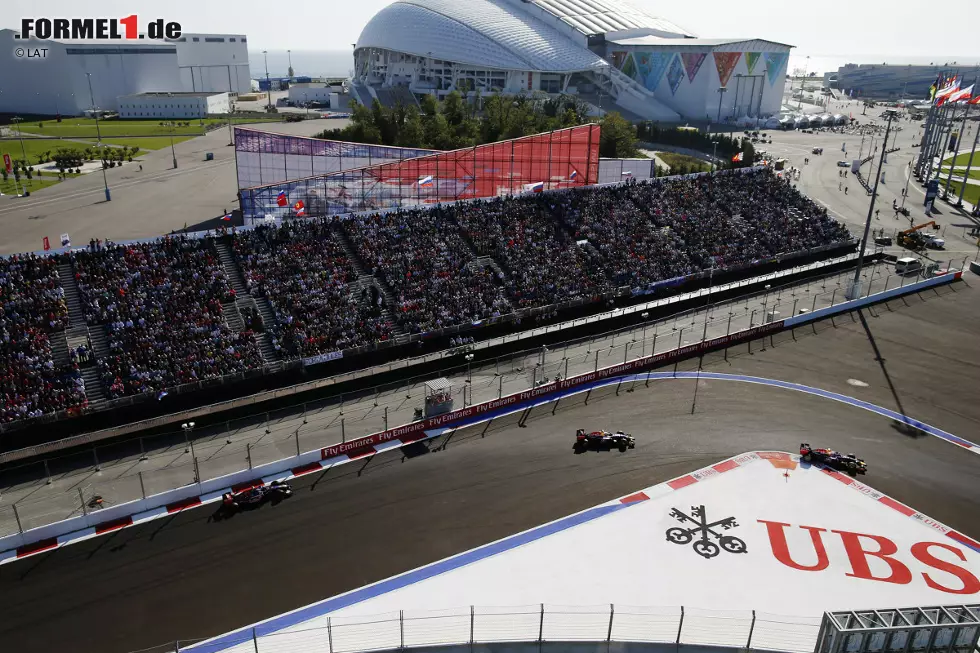 Foto zur News: Daniel Ricciardo (Red Bull): &quot;Die Organisatoren haben wirklich einen tollen Job gemacht bei den Anlagen - alles ist erste Sahne. Sie haben richtig gute Zuschauertribünen um des Stadium herum hingestellt, was für eine tolle Atmosphäre sorgt. Jedoch ist es im Auto 90-Grad-Kurve-Gerade-90-Grad-Kurve, womit es in Sachen Fahrspaß etwas trocken ist.&quot;