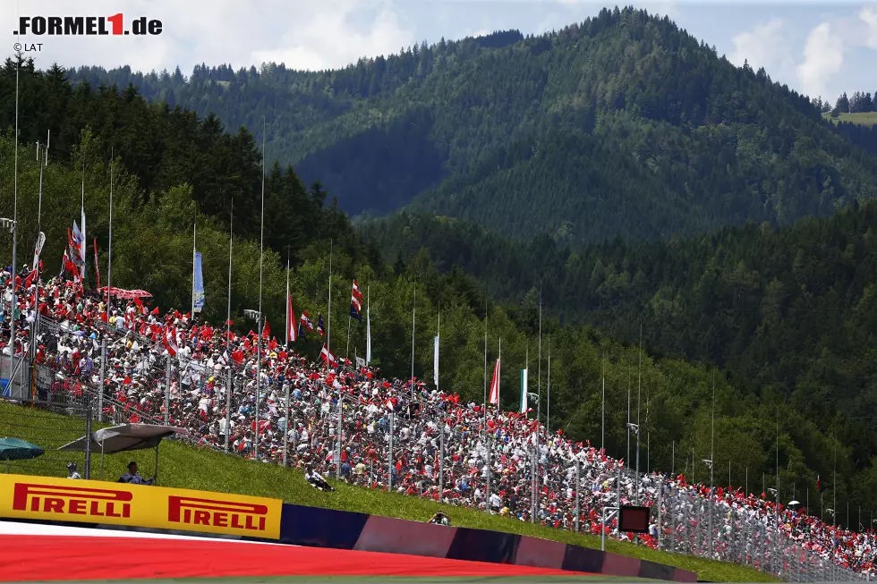 Foto zur News: #5: Österreich. Die Motorsport-Leidenschaft überlebte die goldenen Zeiten eines Niki Lauda oder eines Gerhard Berger. Als im vergangenen Jahr der Grand-Prix-Zirkus nach Spielberg zurückkehrte, galt es zu beweisen, dass in der Steiermark noch immer Formel 1 gelebt wird. Das glückte mit Bravour. Zugegeben, begünstigt durch den spendablen oder einfach nur geschäftstüchtigen Brausebaron Dietrich Mateschitz, aber Atmosphäre hätte selbst Red Bull nicht so einkaufen können.