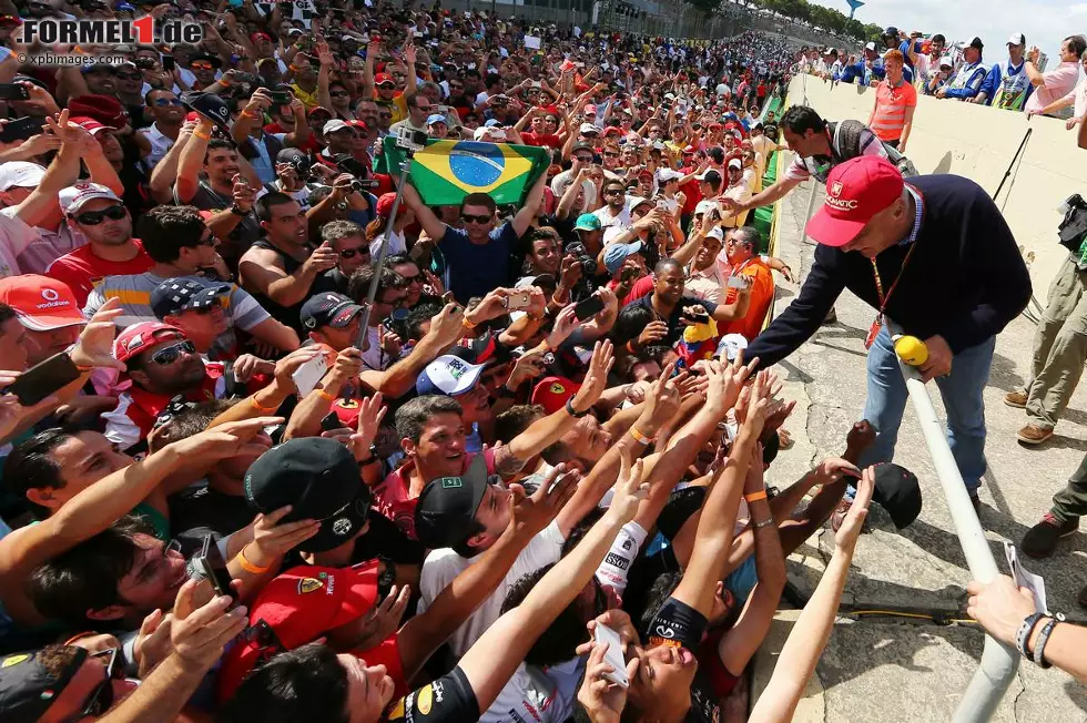 Foto zur News: #4: Brasilien. Ist es ein Fußballstadion? Ein Popkonzert? Nein, es ist die Formel 1 in Brasilien. Das Wort &quot;Leidenschaft&quot; hat hier Methode und die Stadionatmosphäre ist legendär. Da braucht es keinen Nelson Piquet oder Ayrton Senna, da braucht es nicht einmal ein dramatisches Saisonfinale mit brasilianischer Beteiligung. Es reicht ein Felipe Massa auf Platz drei und selbst dem Übeltäter der dramatischen WM-Entscheidung 2008 wird noch zugejubelt: Lewis Hamilton haben die heißblütigen Südamerikaner mittlerweile vergeben.