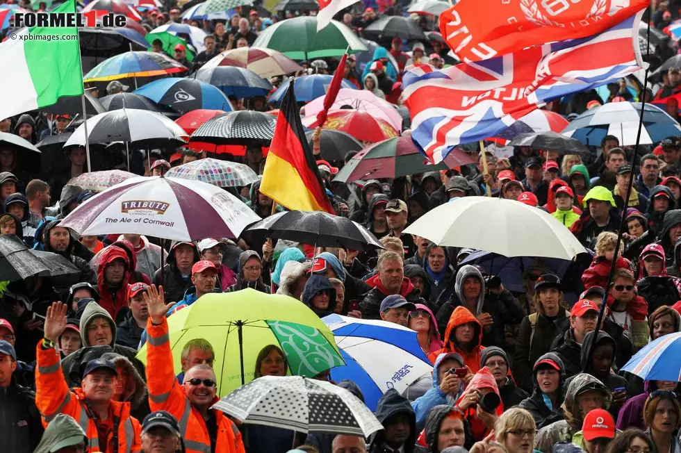 Foto zur News: #2: Großbritannien. Camping, Dosenbier und Motorsport. Das hatten wir doch schon einmal, oder? Mit bedingungsloser Solidarität, guter Laune bei jedem Wetter und Union-Jack-Gummistiefeln haben sich die Briten im Mutterland des Motorsports eine beständigere Fankultur als in Deutschland erarbeitet. &quot;Die Tribünen sind immer voll, ganz gleich, ob es brütend heiß ist, stürmt oder regnet. Egal, wie es im Rennen läuft, du wirst immer angefeuert&quot;, schwärmt Jenson Button von seinen Fans. Ähnliches sagt er aber auch über Japan...