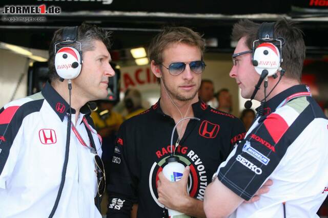 Foto zur News: 06. Verständigungs-Probleme? Gleiches Team, gleiche aggressive Stimmung: Beim Rennen in den USA wollte es 2006 nicht so ganz klappen mit der Kommunikation zwischen Jenson Button und Honda. "Wir müssen wissen, ob du einen neuen Frontflügel brauchst", lautete die einfache Frage des Ingenieurs. "Ich kann den Schaden nicht sehen, ich weiß es nicht." Dann wurde der Ton jedoch rauer: "Jenson, sag mir ob du einen neuen Frontflügel brauchst." -"Jungs, ICH WEISS ES NICHT! Checkt das Auto."