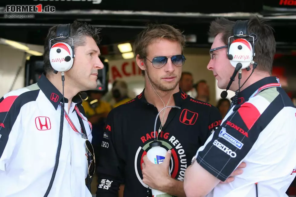 Foto zur News: 06. Verständigungs-Probleme? Gleiches Team, gleiche aggressive Stimmung: Beim Rennen in den USA wollte es 2006 nicht so ganz klappen mit der Kommunikation zwischen Jenson Button und Honda. &quot;Wir müssen wissen, ob du einen neuen Frontflügel brauchst&quot;, lautete die einfache Frage des Ingenieurs. &quot;Ich kann den Schaden nicht sehen, ich weiß es nicht.&quot; Dann wurde der Ton jedoch rauer: &quot;Jenson, sag mir ob du einen neuen Frontflügel brauchst.&quot; -&quot;Jungs, ICH WEISS ES NICHT! Checkt das Auto.&quot;