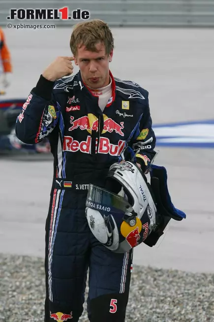 Foto zur News: 04. Red Bull verleiht Funkspaß: Die Rivalität zwischen Sebastian Vettel und Mark Webber ließ über fünf Jahre lang kaum Raum für Fehl-Interpretationen. Das spiegelte sich nicht selten auch im Funkverkehr wider. Die legendäre Kollision der beiden in der Türkei 2010 kommentierte Vettel Beispielsweise so: &quot;Was machen wir hier verdammt? Was für eine bescheuerte Aktion! Ich geh&#039; nach Hause!&quot; Seinen Standpunkt unterstrich Webber dafür in Silverstone 2010, als er trotz Material-Benachteiligung das Rennen gewann. &quot;Nicht schlecht für einen Nummer-2-Fahrer&quot;, lautete die klare Ansage. Und ohne die Funk-Übertragungen im TV wäre wohl auch die gesamte &quot;Multi 21&quot;-Affäre an den Zuschauern vorbeigegangen.