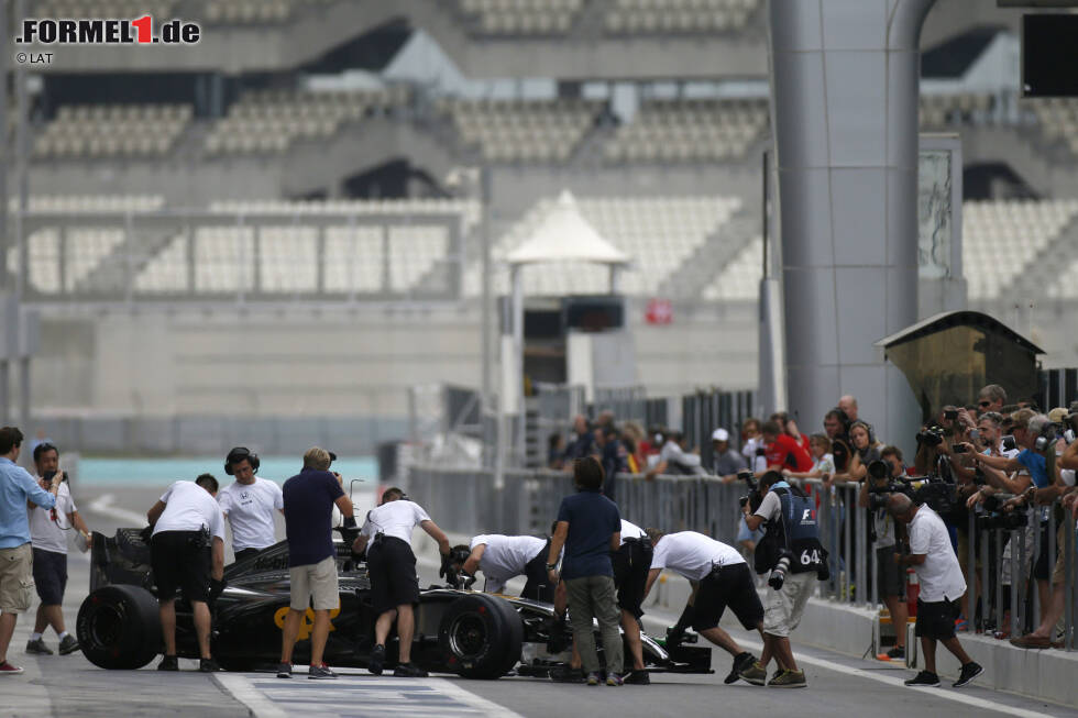 Foto zur News: 25. November 2014: Stoffel Vandoorne testet in Abu Dhabi einen McLaren MP4-29 mit Honda-Antrieb. Die Probefahrten werden, mit nur fünf Runden an zwei Tagen, zum Debakel. 2015 kehrt Honda werksseitig als McLaren-Lieferant in die Formel 1 zurück - mit den beiden Weltmeistern Fernando Alonso und Jenson Button am Steuer.