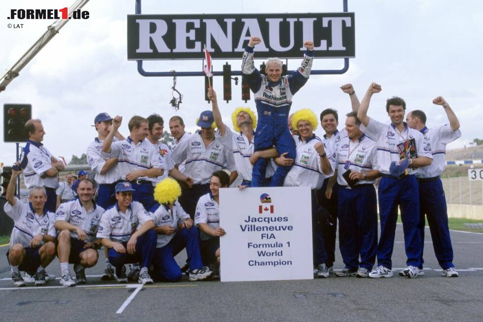 Foto zur News: Mit Platz drei beim Saisonfinale 1997, dem Grand Prix von Europa in Jerez, holt sich Villeneuve die nötigen Punkte, um Titelkonkurrent Michael Schumacher (Ferrari) noch abzufangen. Für Renault läutet Villeneuves WM-Titel eine erneute Formel-1-Pause ein - zumindest, was den Namen betrifft. Zwar setzt das Benetton-Team auch in den Jahren 1998 bis 2000 Renault-Triebwerke ein. Aus Marketinggründen heißen diese aber Playlife. Neben Benetton fahren auch Williams (1998 und 1999) und BAR (1999 und 2000) mit Renault-Motoren. Diese firmieren unter der Bezeichnung Mecachrome (1998) beziehungsweise Supertec (1999 und 2000).