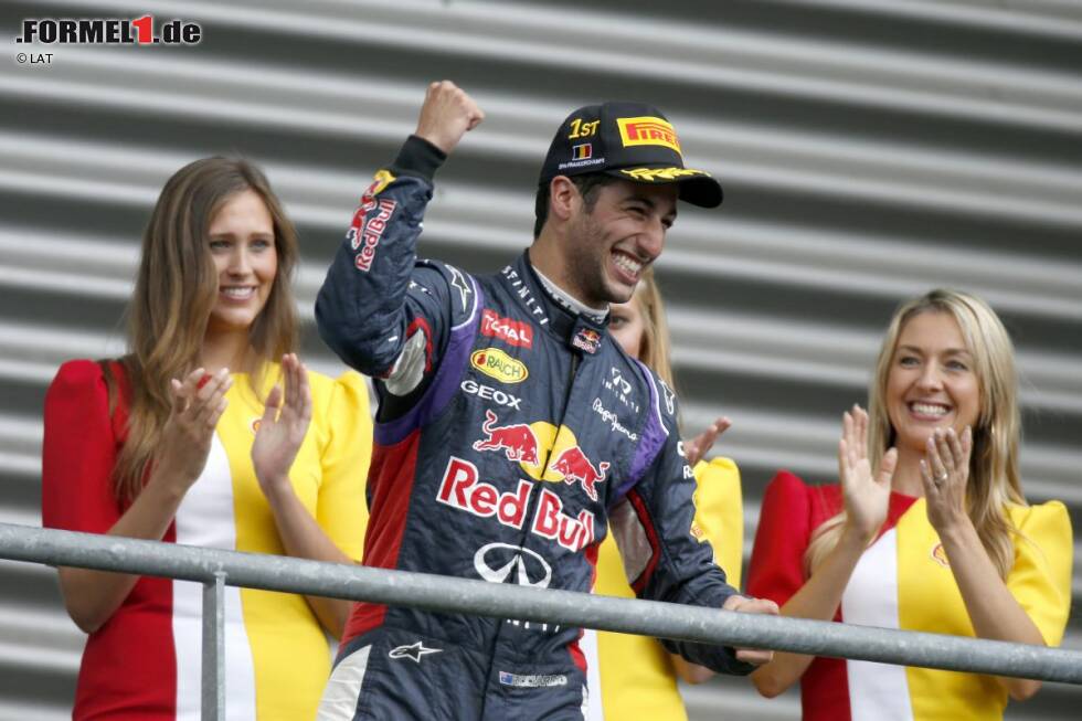 Foto zur News: In der Saison 2014 - der ersten der neuen Turbo-Ära der Formel 1 - hat Renault-Kunde Red Bull keine Chance gegen das Werksteam von Mercedes. Während Sebastian Vettel nach vier WM-Titeln hintereinander eine sieglose Saison hinlegt, gewinnt Teamkollege Daniel Ricciardo drei Rennen. Der Sieg des Australiers beim Grand Prix von Belgien in Spa-Francorchamps ist der bislang letzte für einen Renault-Motor.