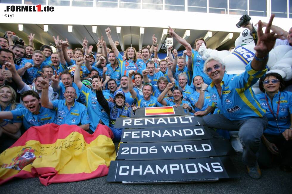 Foto zur News: In den Jahren 2005 und 2006 sind Alonso und Renault das Maß der Formel-1-Dinge. In beiden Jahren feiert man sowohl den Fahrer- als auch den Konstrukteurstitel. Den Fahrertitel bringt Alonso jeweils beim Grand Prix von Brasilien in Sao Paulo unter Dach und Fach.