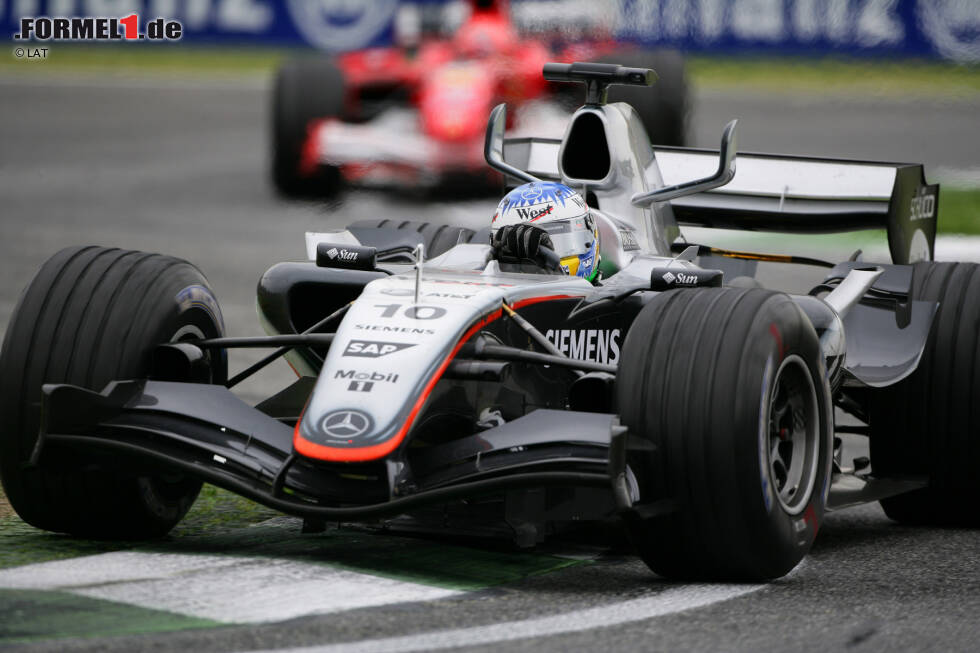 Foto zur News: ...ein Ende: Weil sich Stammfahrer Juan Pablo Montoya beim Tennis (so zumindest die offizielle Version) die Schulter verletzt, darf Wurz in San Marino in den McLaren klettern. Er schlägt sich hervorragend und wird nach vier Jahren Rennpause auf Anhieb Dritter. Weil er bei McLaren langfristig keine Perspektive sieht, wechselt er...