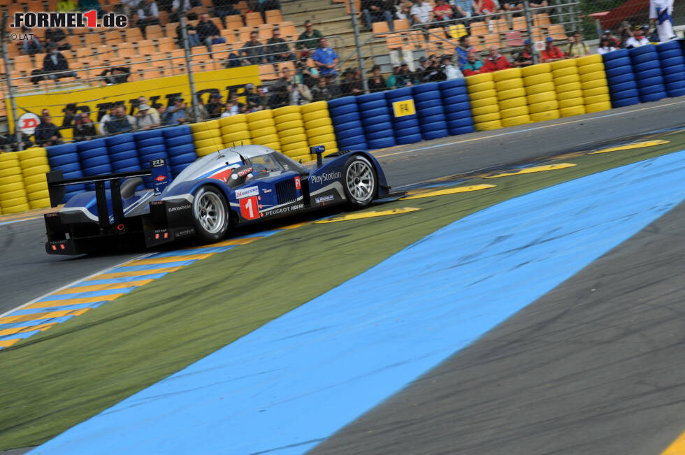 Foto zur News: ...gelingt Wurz in Le Mans nicht. Mit der Nummer 1 scheidet er wegen eines technischen Defektes aus, durch die Siege in Sebring und beim Petit Le Mans gewinnt er aber die drei großen Sportwagen-Klassiker. Peugeot zieht sich Ende 2011 aus Le Mans zurück und Wurz...