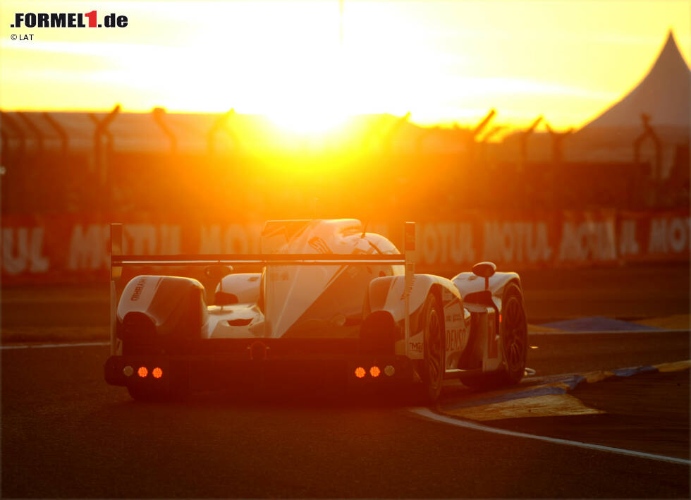 Foto zur News: ...in die Nacht. Doch in den frühen Morgenstunden platzt der Traum vom dritten Le-Mans-Sieg: Teampartner Kazuki Nakajima rollt mit einem Sensordefekt aus. Wurz ist am Boden zerstört. Die Enttäuschung sollte später den Ausschlag für den Rücktritt geben. Dennoch ist...