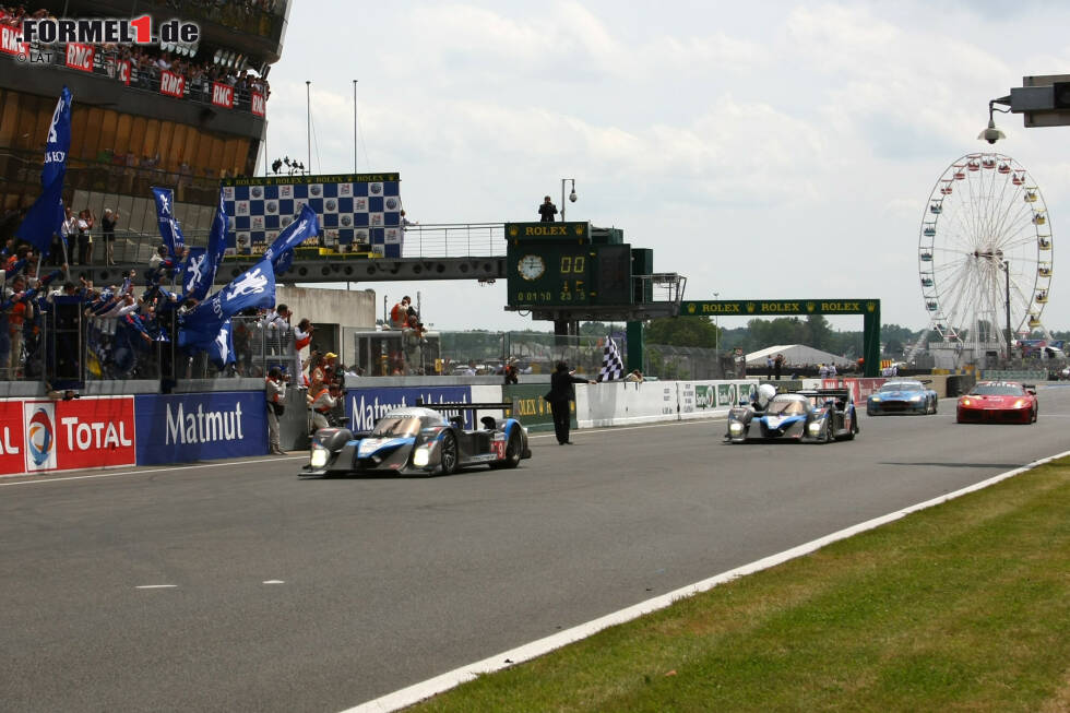 Foto zur News: ...Erfolg: Denn Wurz, Marc Gene und David Brabham gelingt es, nach neun Jahren die Dominanz von Audi an der Sarthe zu brechen und den 24-Stunden-Klassiker für Peugeot zu gewinnen. Es ist Wurz&#039;...