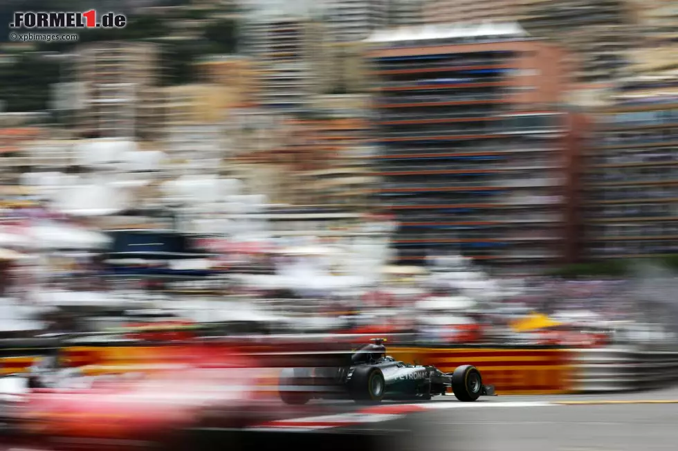 Foto zur News: Nico Rosberg (Mercedes): &quot;Es ist das legendärste Rennen im Kalender und die aufregendste und herausforderndste Strecke, auf der man fahren kann. Das ganze Wochenende und die Atmosphäre sind etwas ganz Besonderes - alles ist sehr ungewöhnlich. Zuhause zu schlafen ist natürlich auch eine tolle Sache - und irgendwie auch komisch, so von Zuhause einfach an die Strecke laufen zu können.&quot;