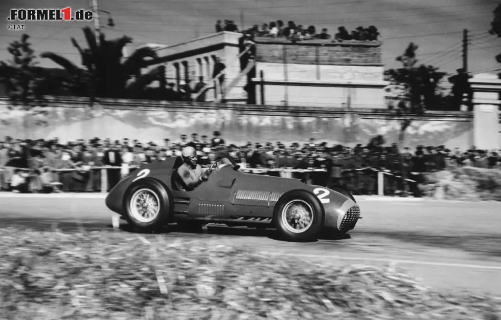 Foto zur News: 1951 gelang Ascari dann der Durchbruch. Zwar war der erste Ferrari-Sieg in der Formel 1 seinem Teamkollegen Jose Froilan Gonzalez vorbehalten, doch mit zwei Siegen bei den Grand Prix auf dem Nürburgring und in Spanien sowie der Vize-Weltmeisterschaft hinter Juan Manuel Fangio (Maserati) hatte sich Ascari als Spitzenfahrer in der Formel 1 etabliert.