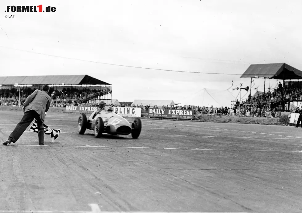 Foto zur News: Das Jahr 1952 wurde dann für Ascari zu einem wahren Triumphzug. Nachdem er beim Saisonauftakt in der Schweiz nicht angetreten und beim damals zur Formel-1-WM zählenden Indianapolis 500 ausgefallen war, gewann Ascari die übrigen sechs Grands Prix dieser Saison und wurde Weltmeister. Darüber hinaus gewann er noch fünf Grands Prix, die nicht zur WM zählten.