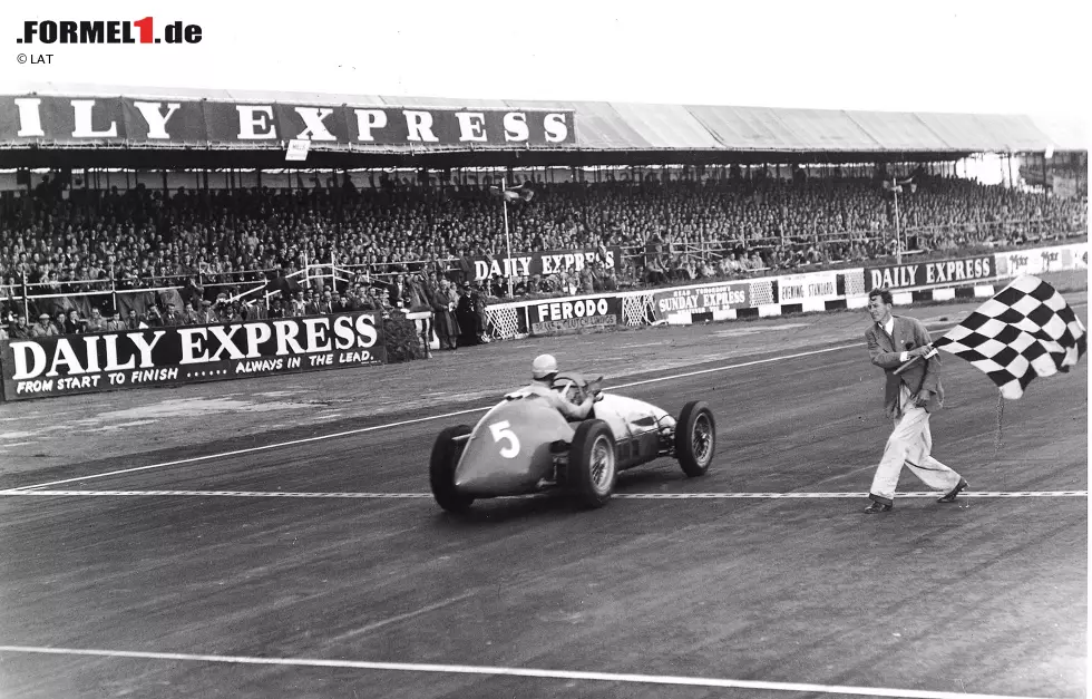 Foto zur News: 1953 ging Ascaris Siegeszug weiter. Mit fünf Siegen aus neun Rennen verteidigte er seinen Titel und wurde damit als erster Fahrer zum zweiten Mal Weltmeister in der Formel 1. Dabei setzte Ascari auch abseits der Strecke Maßstäbe, denn er war der erste Fahrer, der regelmäßiges körperliches Training betrieb.