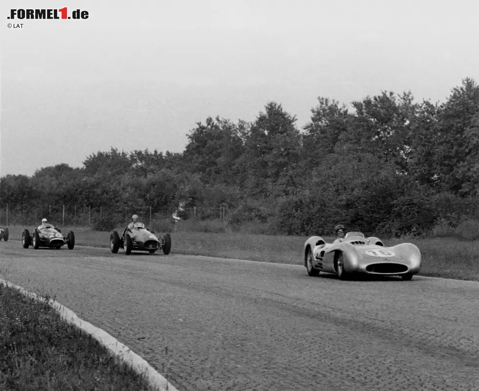 Foto zur News: Dort verzögerte sich der Einsatz des neuen Autos aber bis zum Herbst. Ascari fuhr daher zunächst für Maserati, ehe er für sein Heimrennen in Monza einmalig zu Ferrari zurückkehrte. Erst beim letzten Saisonlauf in Spanien war der neue Lancia einsatzbereit. Ascari fuhr mit dem DS50 2.5 V8 auf die Pole-Position und führte das Rennen an, ehe er, wie bei allen anderen Rennen in dieser Saison, ausfiel. So beendete der amtierende Weltmeister die Saison 1954 nur auf Rang 25 der Gesamtwertung.