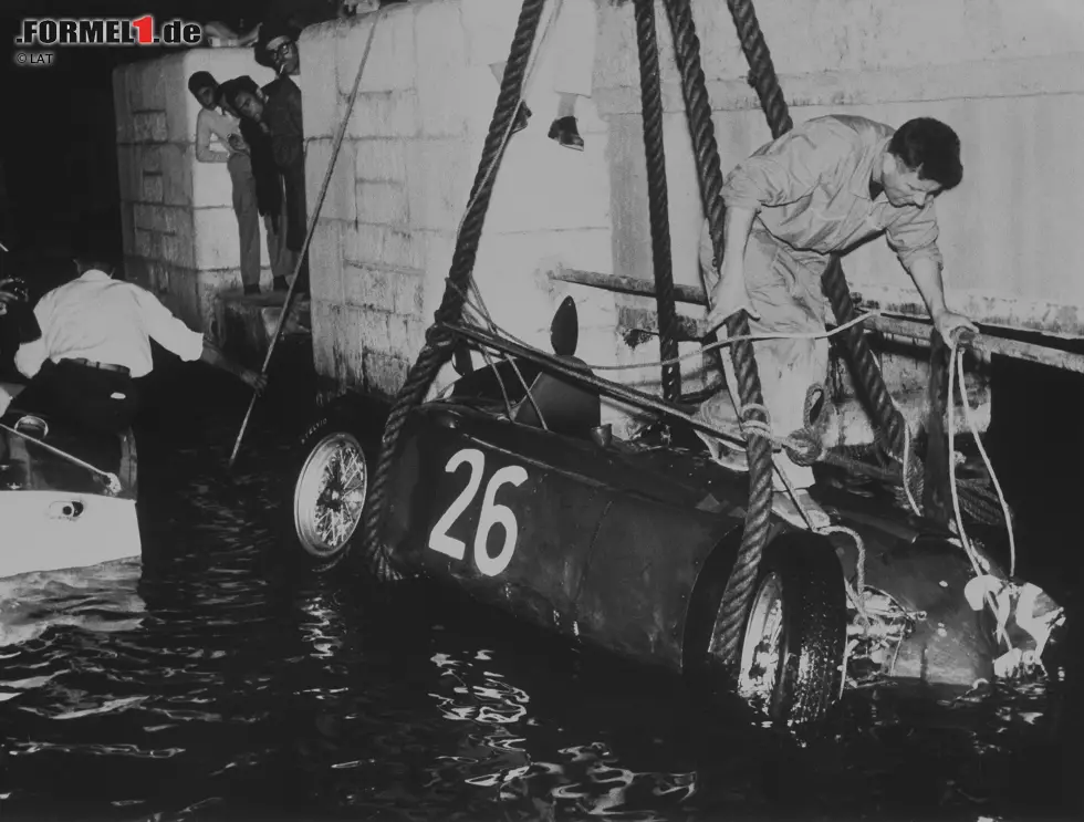 Foto zur News: 1955 sorgte Ascari für einen der spektakulärsten Unfälle in der Geschichte der Formel 1. Beim Training in Monaco flog er mit seinem Lancia D50 über den Zaun und landete im Hafenbecken. Ascari konnte sich jedoch rechtzeitig aus dem untergehenden Wrack befreien und schwamm an Land.