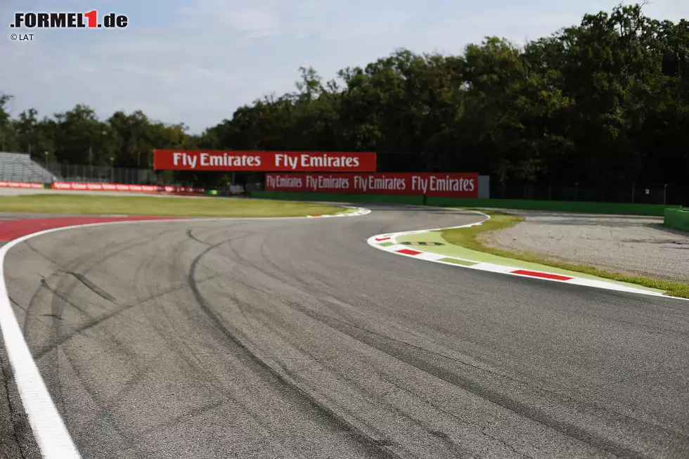 Foto zur News: Doch sein Name ist aus der Geschichte der Formel 1 nicht mehr wegzudenken und wird alljährlich in Ehren gehalten. Denn in der Kurve von Monza, in der Ascari verunglückt war, wurde später eine Schikane errichtet, die bis heute seinen Namen trägt.