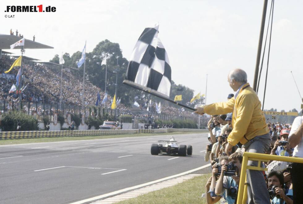 Foto zur News: Dem Motorsport bleibt er aber zeitlebens verbunden. 1981 schwenkt er beim Argentinien-Grand-Prix für seinen Landsmann Carlos Reutemann die Zielflagge.